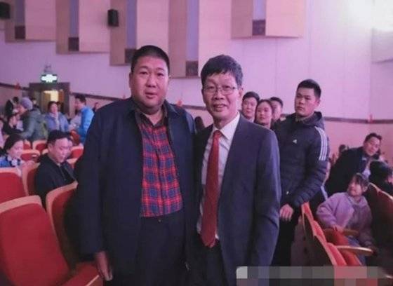 2019년 자선행사가 끝난 뒤 베이징대인민병원 류하이잉교수와 기념 사진을 찍은 마오신위(왼쪽) [웨이보]