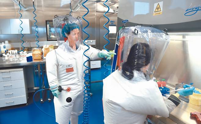 중국 우한 바이러스 연구소에서 실험을 진행하고 있는 모습. 2017년 2월에 촬영된 사진이다. AP=연합뉴스