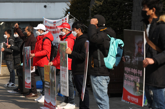 A group of Burmese people living in Korea stage a rally near the Chinese Embassy in Seoul on Sunday, denouncing the Chinese government for supporting the recent military coup in Myanmar. [YONHAP]