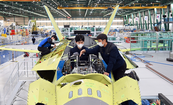 Korea Aerospace Industries (KAI) engineers assemble a prototype of the KF-X jet in a photograph from KAI released in January. [YONHAP]