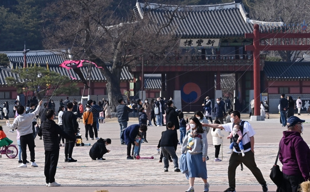 수도권 지역에 낮 최고기온이 17도 까지 오르며 포근한 날씨를 보인 21일 오후 경기도 수원시 팔달구 화성행궁 광장에서 나들이 나온 시민들이 연을 날리는 등 즐거운 시간을 보내고 있다 . 뉴시스