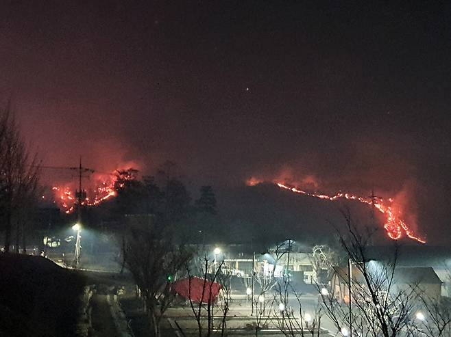 21일 경북 안동시 임동면 망천리 야산에서 불이 나 주변으로 번지고 있다. [사진 출처=연합뉴스]