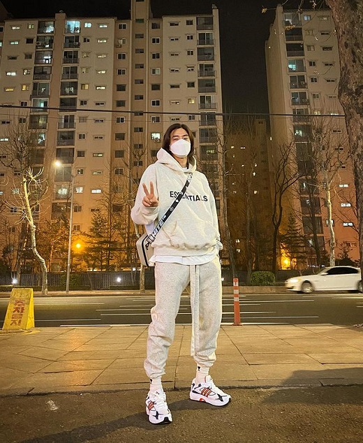 Actor Kim Ji-hoon shows off his handsome lookKim Ji-hoon posted several recent photos on Instagram on the 20th.In the public photos, Kim Ji-hoon completed a casual look with oatmeal-colored hooded T-shirts and jogger pants, and the intense atmosphere of the face is impressive even though it is half covered with a mask.On the other hand, Kim Ji-hoon appeared on the cable channel tvN Drama Flower of Evil last September, and recently showed a single life full of personality through MBC I Live Alone.