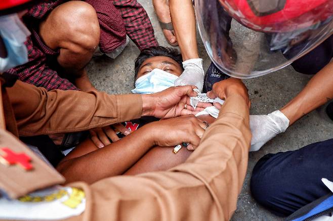 미얀마 군경의 고무탄 발포로 부상한 시위대. 연합뉴스