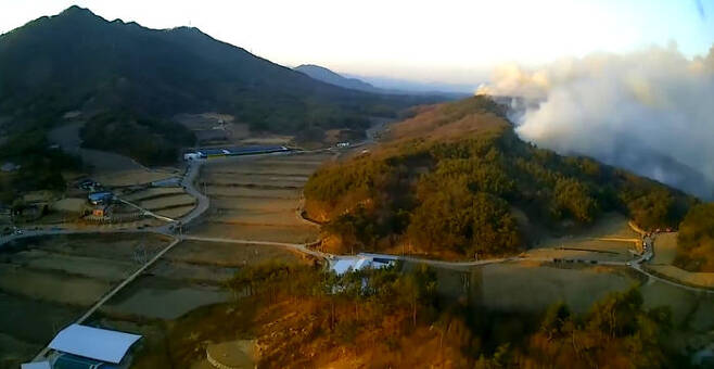 21일 오후 경북 예천군 감천면 증거리 야산에서 불이 나 주변으로 번지고 있다. (사진=독자 제공, 연합뉴스)