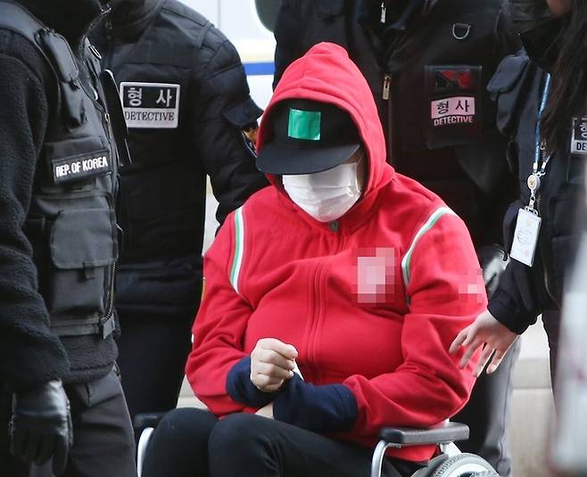 8세 딸을 살해한 혐의를 받는 어머니 B(44)씨가 지난 1월17일, 구속 전 피의자 심문(영장실질심사)을 받기 위해 인천지방법원으로 들어서고 있다. 인천=연합뉴스