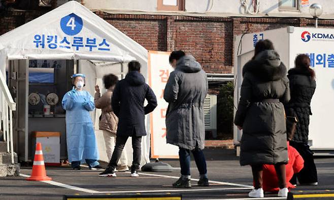 21일 오전 서울 중구 국립중앙의료원에 마련된 코로나19 워킹스루 선별진료소에서 시민들이 검사를 위해 대기하고 있다. 연합뉴스