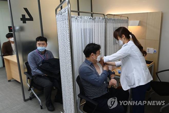 백신 접종하는 의료진 (서울=연합뉴스) 9일 오후 서울 중구 국립중앙의료원 종합암예방접종센터에서 진행된 코로나19 백신 접종 모의훈련에서 의료진이 훈련 참가자에게 백신을 접종하고 있다. 2021.2.9 [사진공동취재단] photo@yna.co.kr