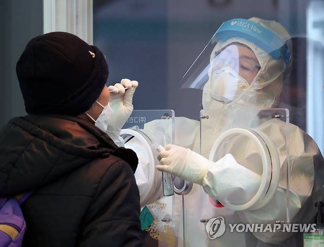 코로나19 검사 (서울=연합뉴스) 임헌정 기자 = 20일 오전 서울 중구 서울역 광장 신종 코로나바이러스 감염증(코로나19) 임시 선별 검사소에서 의료진이 시민의 검체를 채취하고 있다. 2021.2.20 kane@yna.co.kr