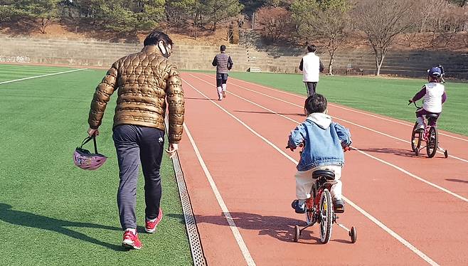 자전거 나들이 (제천=연합뉴스) 21일 오후 충북 제천 세명대학교 운동장에서 시민들이 자전거를 타며 봄기운을 느끼고 있다. [독자제공]