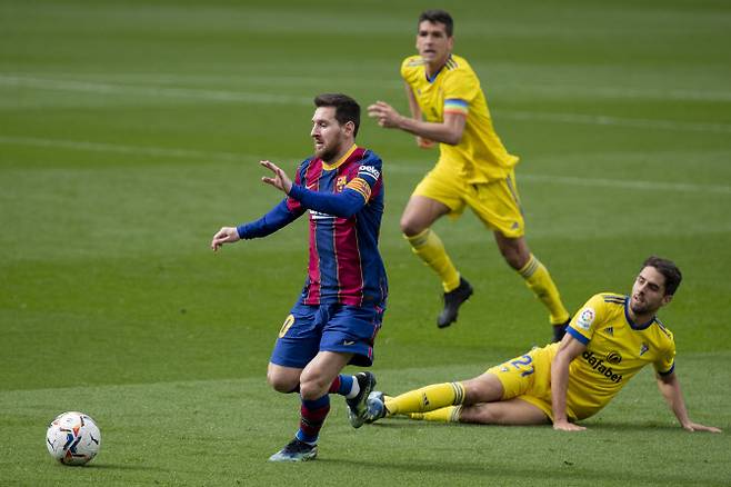 바르셀로나의 리오넬 메시가 카디스와의 스페인 프리메라리가 24라운드 홈경기에서 상대 수비수들을 제치고 드리블을 하고 있다. 사진=AP PHOTO