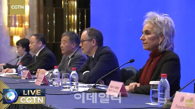 WHO 코로나19 기원 조사팀이 지난 9일 중국 우한에서 기자회견을 하고 있다.