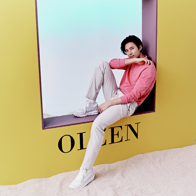 The mens wear Olzen (OLZEN) has unveiled a 21SS collection with Actor Won Bin.The New Season AD released by Olsen unravels the various deviations dreamed of in reality in a sensual style of Olsen through virtual space and objects.An official of the site said, Olsen and Won Bin have been breathing for the third year this year, and as the year goes by, they are getting good response from consumers with synergy of fantasy.This SS shoot focuses on bringing out the small pleasure and happiness in a comfortable daily life.In fact, Won Bin responded with a soft smile and eye contact according to the situation and style, and when he saw the dog Model who visited the filming site, he was able to contain a more happy episode than ever, such as laughing brightly and playing with him. On the other hand, Olsen will show a variety of products from calm and clean business look to colorful casual wear through the 2021 SS season, Actor Won Bin.You can see the one-man T-shirt that characterizes Oliver, the symbol of Olsen, the ripple T-shirt with a color sense, and the practical items that anyone can wear at reasonable prices.