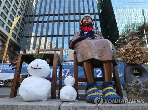 서울 종로구 옛 주한 일본대사관 앞에 설치된 평화의 소녀상 / 사진=연합뉴스