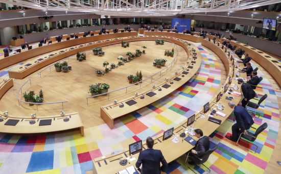 유럽연합(EU) 27개 회원국 정상들이 지난 10일(현지시간) 벨기에 브뤼셀에서 대면 회의를 하고 있다. <사진=EPA연합>