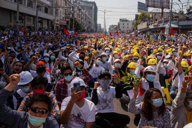 22일(현지 시각) 미얀마 제2 도시 만달레이에서 군부 쿠데타에 항의하는 시민들이 연좌시위를 벌이고 있다. /AFP 연합뉴스