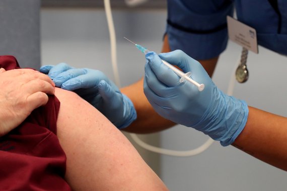 지난해 12월8일(현지시간) 스코틀랜드 에딘버러에서 한 시민이 화이자-바이오엔테크 코로나19 백신을 접종받고 있다.로이터뉴스1