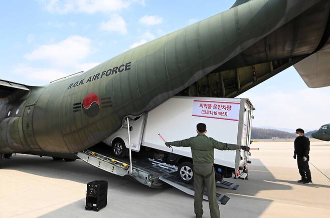 A one-ton truck loaded with AstraZeneca vaccine is driven onto a C-13o Air Force transport aircraft during a second round of “pan-governmental integrated simulation” exercises for COVID-19 vaccine distribution held on Feb. 19 at Seoul Air Base in Seongnam. (press photo pool)