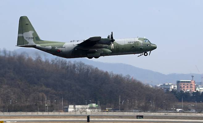 A South Korean Air Force transport aircraft takes off carrying a COVID-19 vaccine transport vehicle during a second round of “pan-governmental integrated simulation” exercises for COVID-19 vaccine distribution held on Feb. 19 at Seoul Air Base in Seongnam. (photo pool)