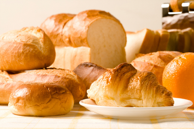 흰빵 등 정제된 곡물로 만든 식품을 많이 섭취하면 심장병, 뇌졸중, 조기사망 위험이 높아진다는 연구 결과가 나왔다./사진=클립아트코리아
