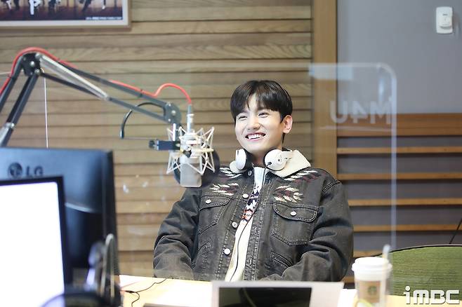 TVXQ Changmin appeared on MBC FM4U Noon Hope song Kim Shin-Young on the 22nd as Special MC.Debut I have seen Changmin as a special DJ in 18 years.Todays Special DJ Changmin Relaxing His Eyes ClosedIs he shaking?The start of the show is approachingI left a selfie at the request of Jung HeeIm thirsty for tension.I relax with a unique smile.a serious look at the scriptThe nervous figure a little while ago disappeared and Changmin with a calm expressionNow the real show is on!() keep on the side...The Noon Hope Song Kim Shin-Young is broadcast every day from 12:00 p.m. to 2:00 p.m. on MBC FM4U (91.9 MHz in the metropolitan area), and can be heard through PC and smartphone applications mini.iMBC Photo