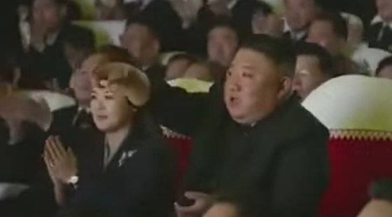 김정은 국무위원장이 지난 16일 열린 광명성절 기념 음악회를 관람했다. 김 위원장은 공연중 무대를 향해 '친근한 이름'이란 곡을 다시 연주하라고 지시하고 있다. [유튜브 캡처]
