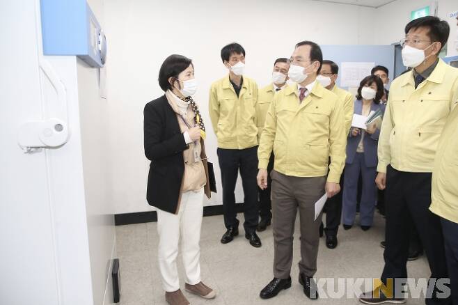 박상돈 천안시장(맨앞 가운데)이 22일 충남 우선선정 접종센터 현장을 점검하고 있는 모습.