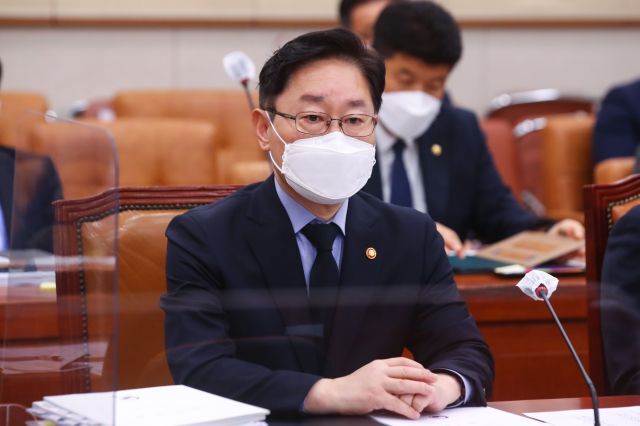 박범계 법무부 장관이 22일 국회에서 열린 법제사법위원회 전체회의에 출석하고 있다. 연합뉴스