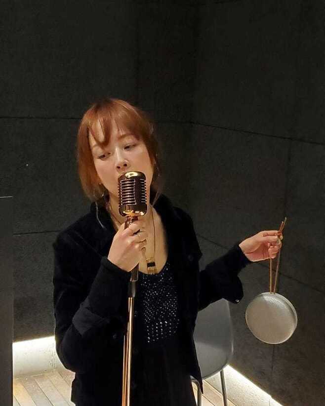 Seo Jeong-Hee, Broadcaster, enjoyed the joy of living Alone.On February 22, Seo Jeong-Hee posted a picture on his instagram with an article entitled # Night Booth Tower # Bluetooth Speaker # I am Alone and I practice singing Alone without an Audience.Seo Jeong-Hee, who is in the public photo, is in the practice of singing Alone in the silver hall. Seo Jeong-Hee is holding a standing microphone and staring at a place under the light.