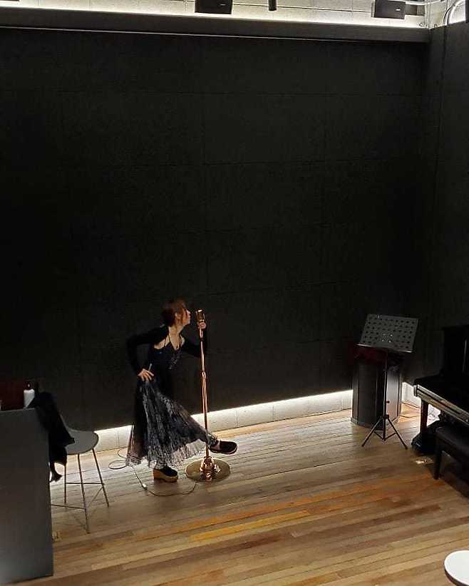 Seo Jeong-Hee, Broadcaster, enjoyed the joy of living Alone.On February 22, Seo Jeong-Hee posted a picture on his instagram with an article entitled # Night Booth Tower # Bluetooth Speaker # I am Alone and I practice singing Alone without an Audience.Seo Jeong-Hee, who is in the public photo, is in the practice of singing Alone in the silver hall. Seo Jeong-Hee is holding a standing microphone and staring at a place under the light.