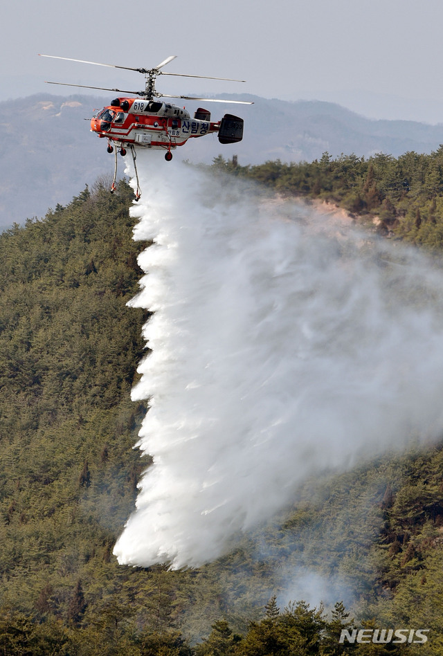 [안동=뉴시스] 이무열 기자 = 산림청 산림헬기가 22일 오전 경북 안동시 임동면 산불현장에서 물을 투하하며 산불을 진화하고 있다. 2021.02.22. lmy@newsis.com
