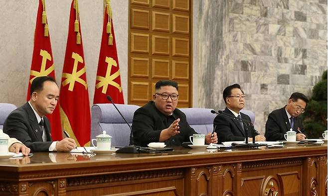 김정은 북한 국무위원장(왼쪽에서 두 번째)이 북한 노동당 중앙위원회 전원회의를 주재하고 있다. 연합뉴스