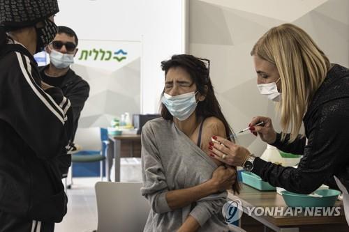 코로나19 백신 접종하는 이스라엘 여성 [AP=연합뉴스]