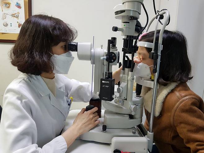 정은혜 노원을지대병원 안과 교수가 세극등현미경 검사를 통해 환자의 각막과 결막 상태를 살펴보고 있다.