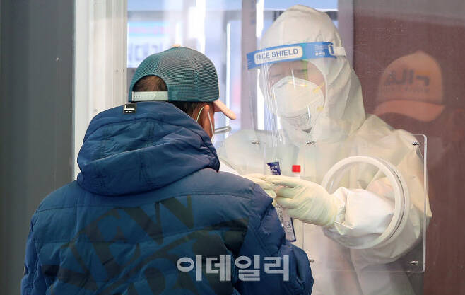 18일 서울역 코로나19 임시선별검사소를 찾은 시민들이 검사를 받기 위해 줄을 서고 있다. (사진=이데일리 DB)