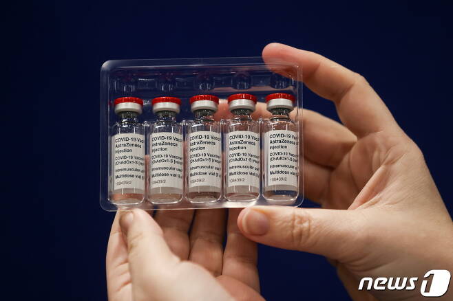 30일(현지시간) 영국 뉴캐슬어폰타인에 있는 백신센터에서 의료진이 아스트라제네카가 개발한 신종 코로나바이러스감염증(코로나19) 백신을 들어 보이고 있다. © 로이터=뉴스1