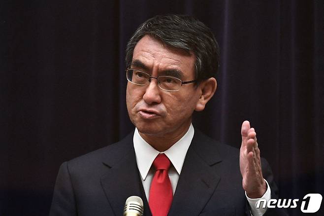 고노 다로 일본 행정개혁담당상이 16일 기자회견에서 일본 정부의 코로나19 백신 접종 계획을 설명하고 있다. © AFP=뉴스1