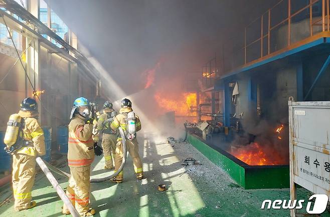 플라스틱 제품제조 공장 화재.(진천소방서 제공)© 뉴스1