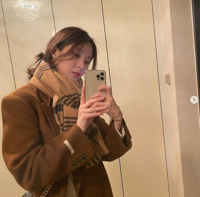 Seohyun posted several photos on Instagram on the 23rd with an article entitled BROWNie Jutiny.The photo showed Seahoun showing styling before going out.Seahoun, who matched a muffler with a brown coat, attracted attention with a neat yet elegant atmosphere.In particular, Seohyun admired the alluring charm that matured as the day went by.Meanwhile, Seohyun debuted in 2007 as Girls Generation and was loved as a national girl group and also played an actor.Last year, he also appeared on JTBCs Private Life, which ended in November.