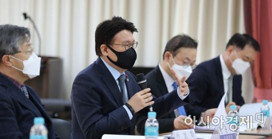 황운하 더불어민주당 의원이 23일 서울 여의도 이룸센터에서 열린 수사-기소 완전 분리를 위한 중대범죄수사청 설치 입법 공청회에 참석,  발언을 하고 있다./윤동주 기자 doso7@