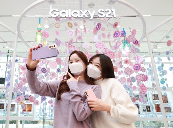 서울 강남구 삼성 디지털프라자 삼성대치점에서 소비자들이 ‘갤럭시S21’로 자기 자신을 찍는 ‘셀피’ 기능을 사용해 촬영하고 있다. /삼성전자 제공