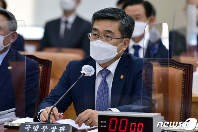 서욱 국방부 장관이 지난 17일 오후 국회 국방위원회 전체회의에서 의원들과 질의응답을 하고 있다. 2021.2.17/뉴스1 © News1
