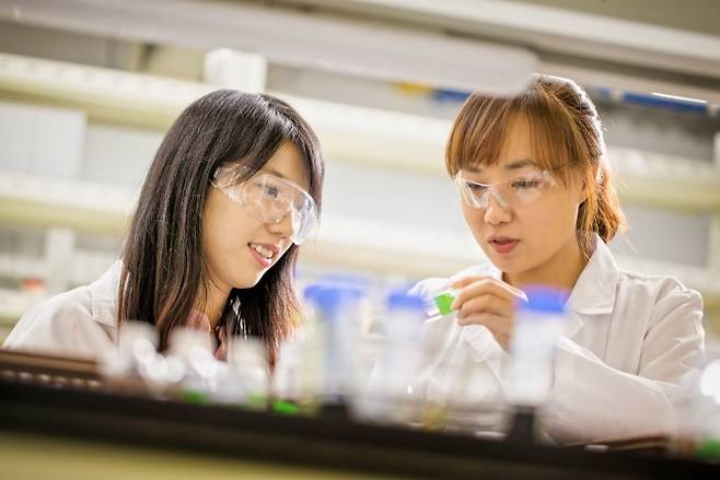 서울대 화학교육과 교수로 임용할 김진영(왼쪽) UNIST 졸업생과 학위과정 당시 지도교수였던 문회리(오른쪽) UNIST 화학과 교수. UNIST 제공