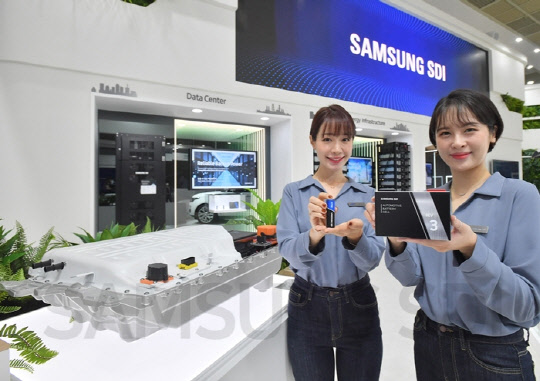 삼성SDI 모델이 지난해 개최된 '인터배터리 2020'에서 배터리 등 제품을 소개하고 있다. <삼성SDI 제공>
