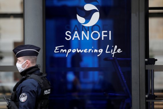 지난 4일(현지시간) 프랑스 파리의 사노피 본사 앞에 경찰관이 서있다.로이터뉴스1