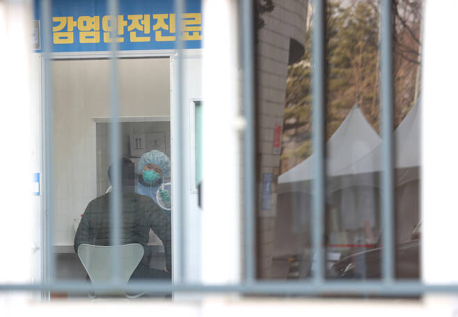 지난 21일 오후 서울 양천구보건소에 마련된 선별진료소에서 의료진이 검체를 채취하고 있다. 연합뉴스