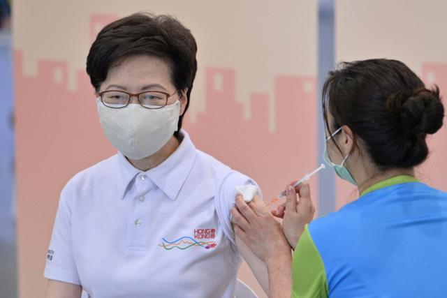 캐리 람 홍콩 행정장관이 22일 홍콩의 한 커뮤니티 백신접종센터에서 중국 제약사 시노백의 코로나19 백신을 접종받고 있다. AFP=연합뉴스