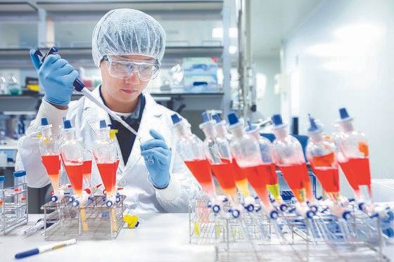 SK바이오사이언스 연구진이 경북 안동공장에서 코로나19 백신 후보 물질을 테스트하고 있다. [사진 SK바이오사이언스]
