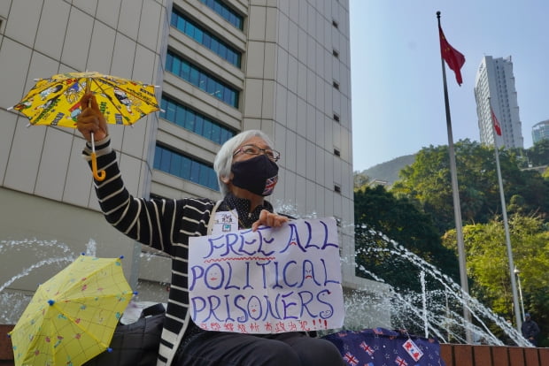 홍콩의 한 시민이 언론의 자유와 홍콩 독립을 요구하는 1인시위를 벌이고 있다.  사진=AP