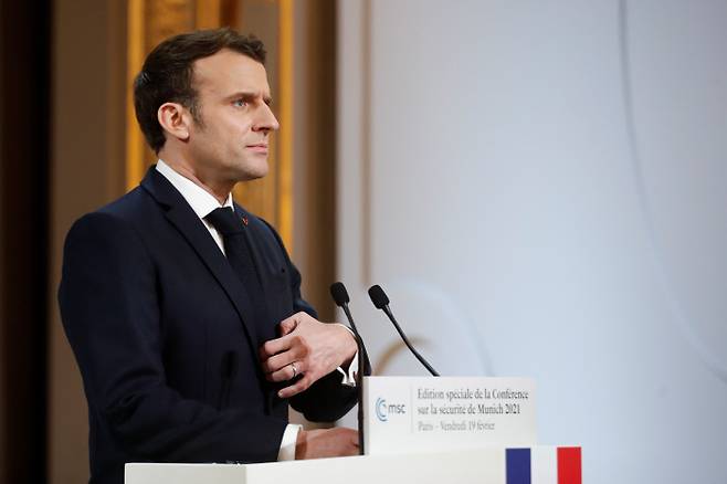 에마뉘엘 마크롱 프랑스 대통령이 지난 19일(현지시간) 뮌헨안보회의에 프랑스 파리의 엘리제궁에서 화상으로 참여하고 있다. 파리|로이터연합뉴스